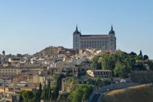 Alcázar de Toledo vigilando las empinadas calles de la ciudad