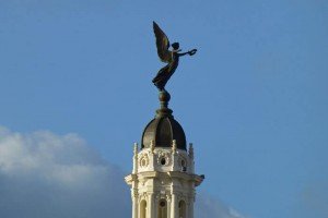Ángel de bronce rematando una de las cúpulas del Gran Teatro de La Habana
