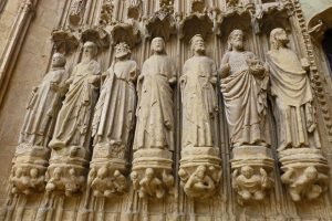 Esculturas de los apóstoles en la portada de la Catedral de Huesca