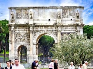 Arco de Constantino junto al Coliseo de Roma