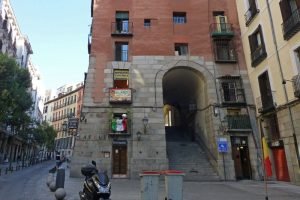 Arco de Cuchilleros, la entrada más famosa a la Plaza Mayor de Madrid