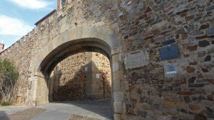 Arco de la Estrella desde el exterior de la muralla de Cáceres