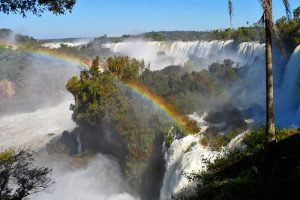 Fumarolas y arcoíris en las Cataratas de Iguazú