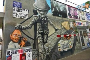 Mural de East Side Gallery representando Checkpoint Charlie