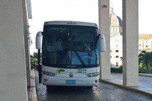 Autobús recogiendo turistas en la puerta de un hotel de La Habana, cómo llegar a La Habana