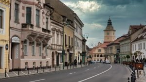 Ayuntamiento de Brasov con la Torre del Trompetista sobresaliendo