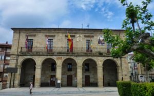 Ayuntamiento de Espinosa de los Monteros en la Plaza de Sancho García