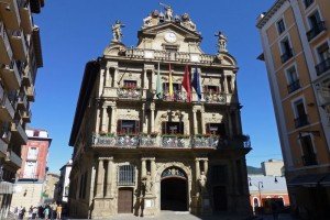 Ayuntamiento de Pamplona, construido para unir los tres burgos medievales de la ciudad, edificios civiles de Pamplona