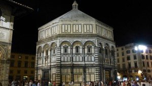 Vista nocturna del Baptisterio de Florencia
