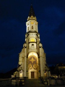 Vista nocturna de la Basílica de la Visitación de Annecy