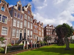 Patio de Begijnhof, una de las visitas imprescindibles de Ámsterdam