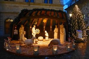 Belén y Árbol de Navidad junto al Ayuntamiento de Lucerna