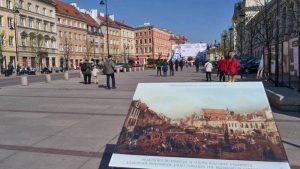 Placas con imágenes de Varsovia en la calle Krakowskie Przedmiescie