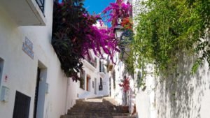 Calles de Altea, entre blancas casas y coloridas flores
