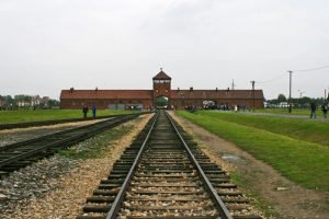 Entrada de trenes al Campo de Concentración de Auschwitz