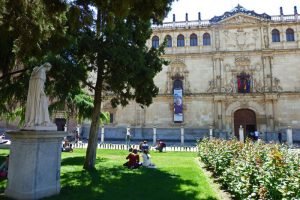 Estatua del Cardenal Cisneros junto a la Universidad de Alcalá de Henares