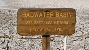 Cartel indicando la altura de Badwater Basin, el punto más bajo del Valle de la Muerte
