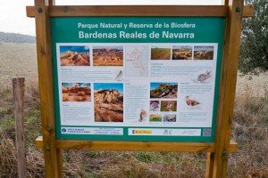 Cartel informativo en el Parque Natural de las Bardenas Reales