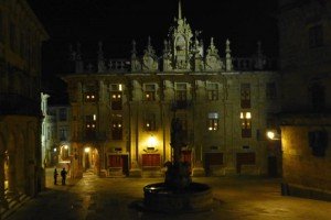 Vista nocturna de la Casa del Cabildo y la Plaza de las Platerías