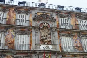 Detalles de los frescos y el escudo de la Casa de la Panadería en la Plaza Mayor de Madrid
