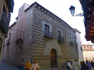 Casa de los Picos en el corazón del casco histórico de Segovia