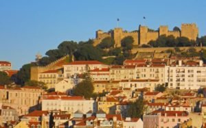 Castillo de San Jorge sobre las calles de Lisboa