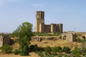 Restos de la muralla de origen árabe rodeando el Castillo de Belalcázar