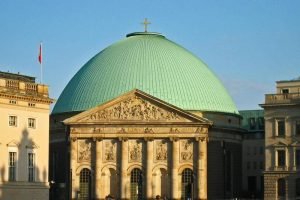 Catedral de Santa Eduvigis, uno de los principales edificios religiosos de Berlín