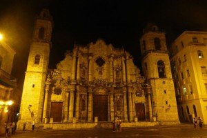 Vista nocturna de la Catedral de La Habana