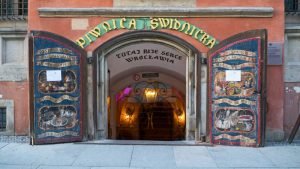 Entrada a la cervecería Piwnica Świdnicka, la más antigua de Europa