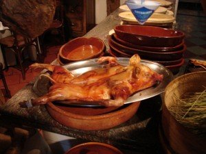 Cochinillo segoviano asado en horno de piedra, qué comer en Segovia, platos y gastronomía tradicional