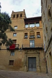 Colegio de Santiago junto al Ayuntamiento de Huesca