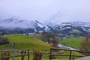 Colinas rodeando la ciudad de Gruyeres, en el corazón de Suiza