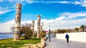 Monumento a las Culturas del Mediterráneo o simplemente Las Columnas