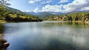 Embalse del Río Cuevas a los pies de la Sierra de Gredos