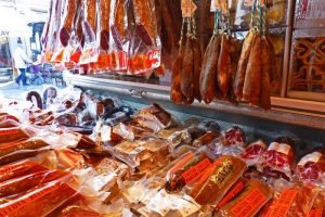 Variedad de embutidos, los productos más típicos de la gastronomía de Salamanca