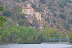 Ermita de San Saturio a orillas del río Duero