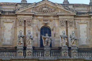Detalles de las esculturas de la fachada principal de la Catedral de Jaén