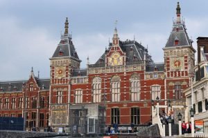 Estación Central de Ámsterdam, el principal nudo de comunicaciones de la ciudad