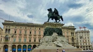 Monumento a Víctor Manuel II en la Piazza del Duomo de Milán