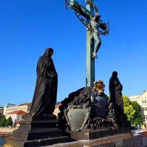 Estatua de la Crucifixión de Cristo en el Puente de Carlos de Praga