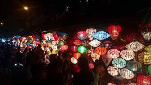 Los farolillos chinos iluminan y dan color a las noches de Hoi An