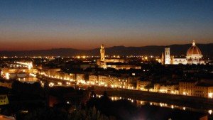 Vistas nocturna de Florencia desde la Plaza Michelangelo, plazas de Florencia