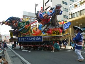 Carroza del Nebuta Matsuri desfilando por las calles de Aomori
