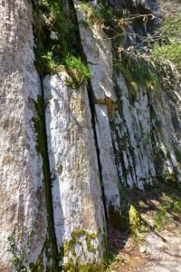 Formaciones rocosas junto al río Asón