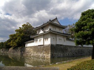 Foso y muro alrededor del Castillo Nijo en Kioto