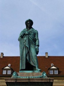 Estatua de Friedrich Schiller en Schillerplatz