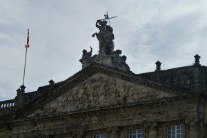 Frontón y estatua ecuestre de Santiago en el Palacio de Rajoy