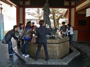 Fuente del templo Sensoji, en Asakusa