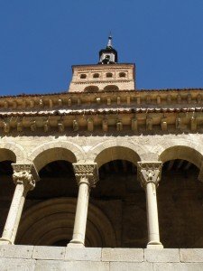 Galería porticada y torre campanario de la Iglesia de San Martín, iglesias de Segovia